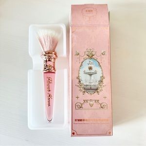 NEW. Flower Knows Brush